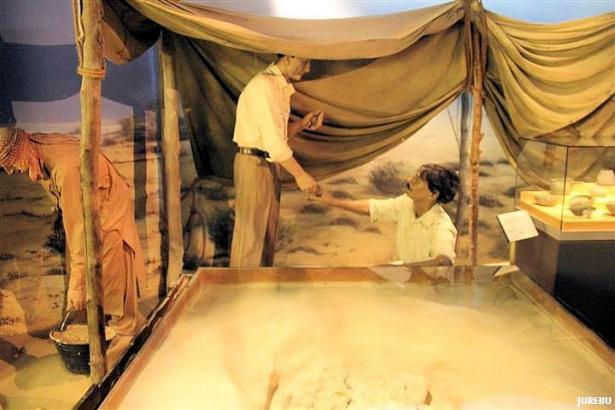 Dubai Museum Archäologen bei der Arbeit