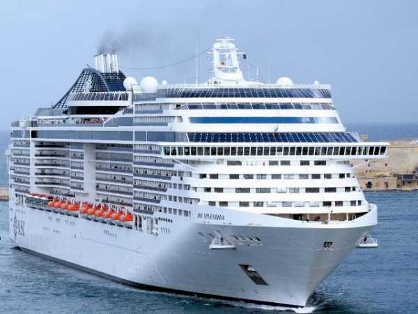 Großes weißes Kreuzfahrtschiff der MSC-Flotte auf offener See, bereit für eine unvergessliche Hochseekreuzfahrt