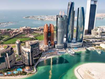 Luftaufnahme der modernen Skyline von Abu Dhabi mit Wolkenkratzern, luxuriösen Hotels und türkisfarbenem Wasser