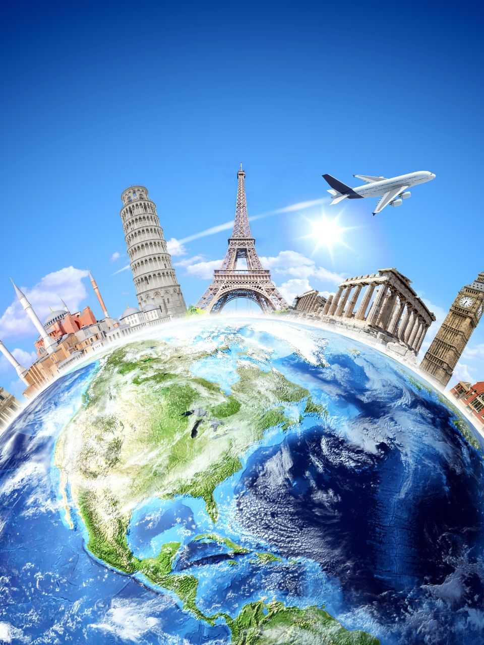 Weltkugel mit berühmten Sehenswürdigkeiten und Flugzeug – globale Kombireise professionell planen