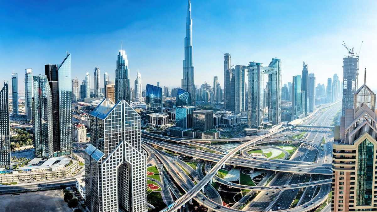 Skyline von Dubai mit dem Burj Khalifa im Zentrum, umgeben von modernen Hochhäusern und Verkehrswegen