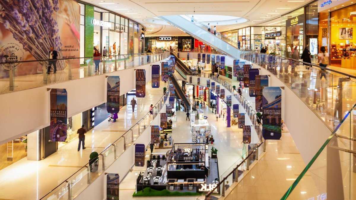 Innenansicht der Dubai Mall mit Geschäften, Rolltreppen und modernen architektonischen Elementen