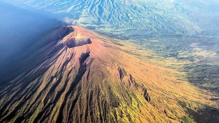 Luftaufnahme des Mount Agung, des majestätischen Vulkans auf Bali, mit beeindruckenden Landschaftsdetails und umliegendem Grün