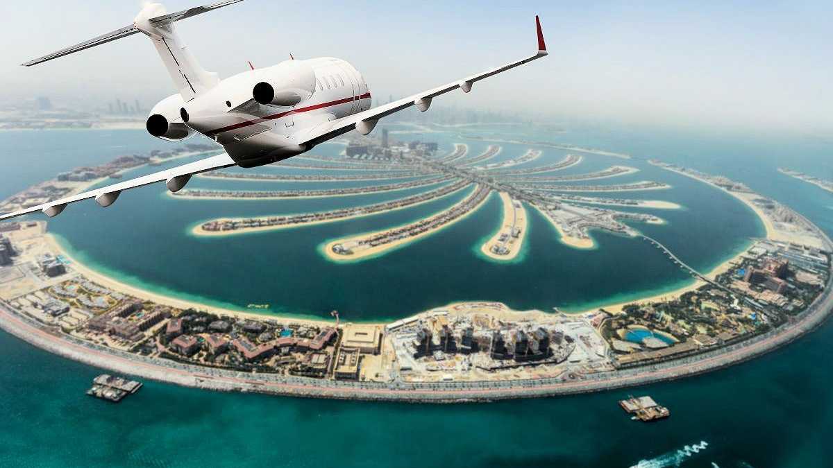 Privatflugzeug über der Palm Jumeirah in Dubai mit spektakulärem Blick auf die künstliche Insel