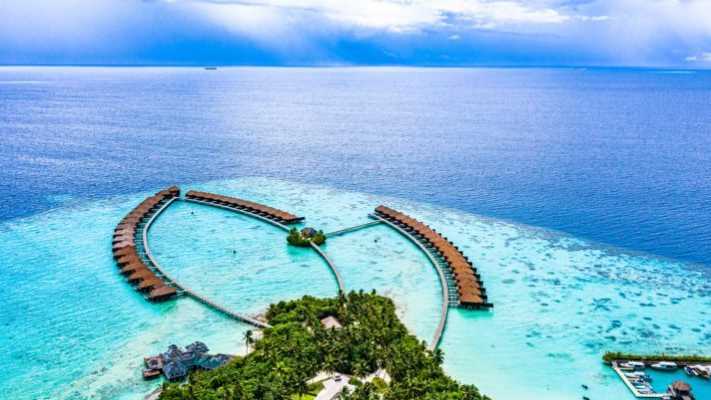 Tropische Insel mit Wasserbungalows über türkisfarbenem Meer – individuelle Kombireise zusammenstellen