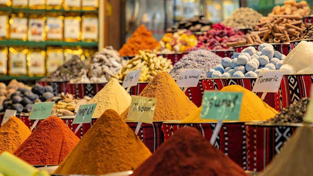 Farbenfrohe Gewürzpyramiden auf einem traditionellen Markt in Dubai